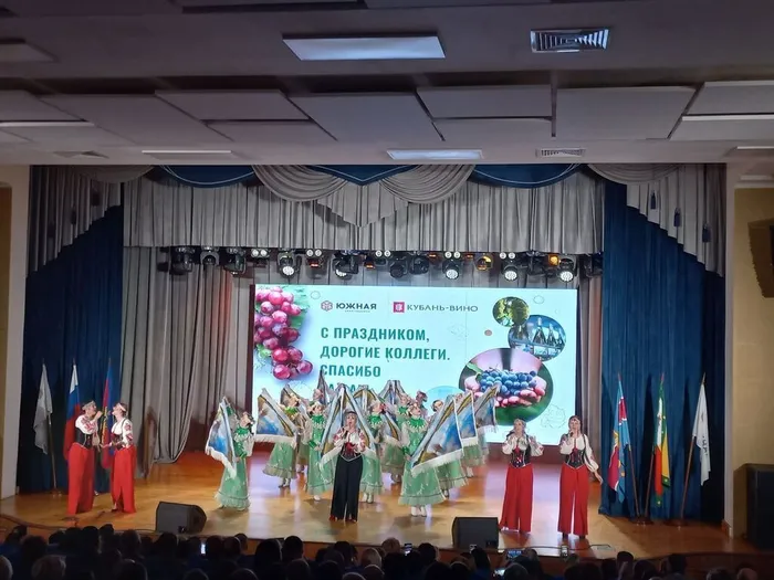 photo_5287353076845056436_y